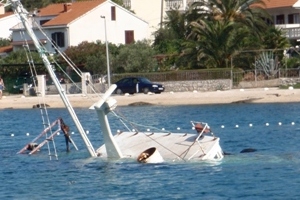 Rogoznica, 31. srpnja 2011. - ribarski brod potonuo je na dubinu od 4m, a nakon što LK Šibenik izda rješenje, vlasnik broda započeti će s vađenjem broda